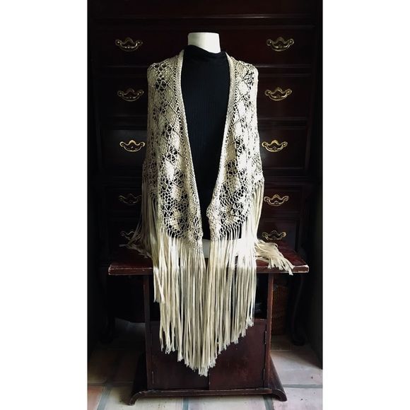Wrap, Vintage Ivory/Peach 1990s Silk Macreme Shawl with long Fringe - Picture 8 of 10